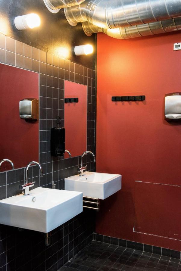 Deze driepersoonskamer heeft een gedeelde badkamer.
