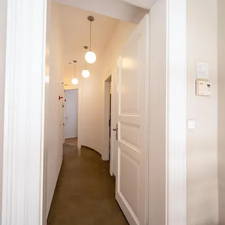 Sophie'S Hostel-2